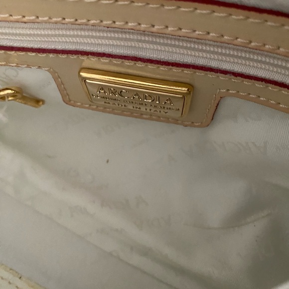 Arcadia cream/beige patent leather crossbody bag - Picture 10 of 13